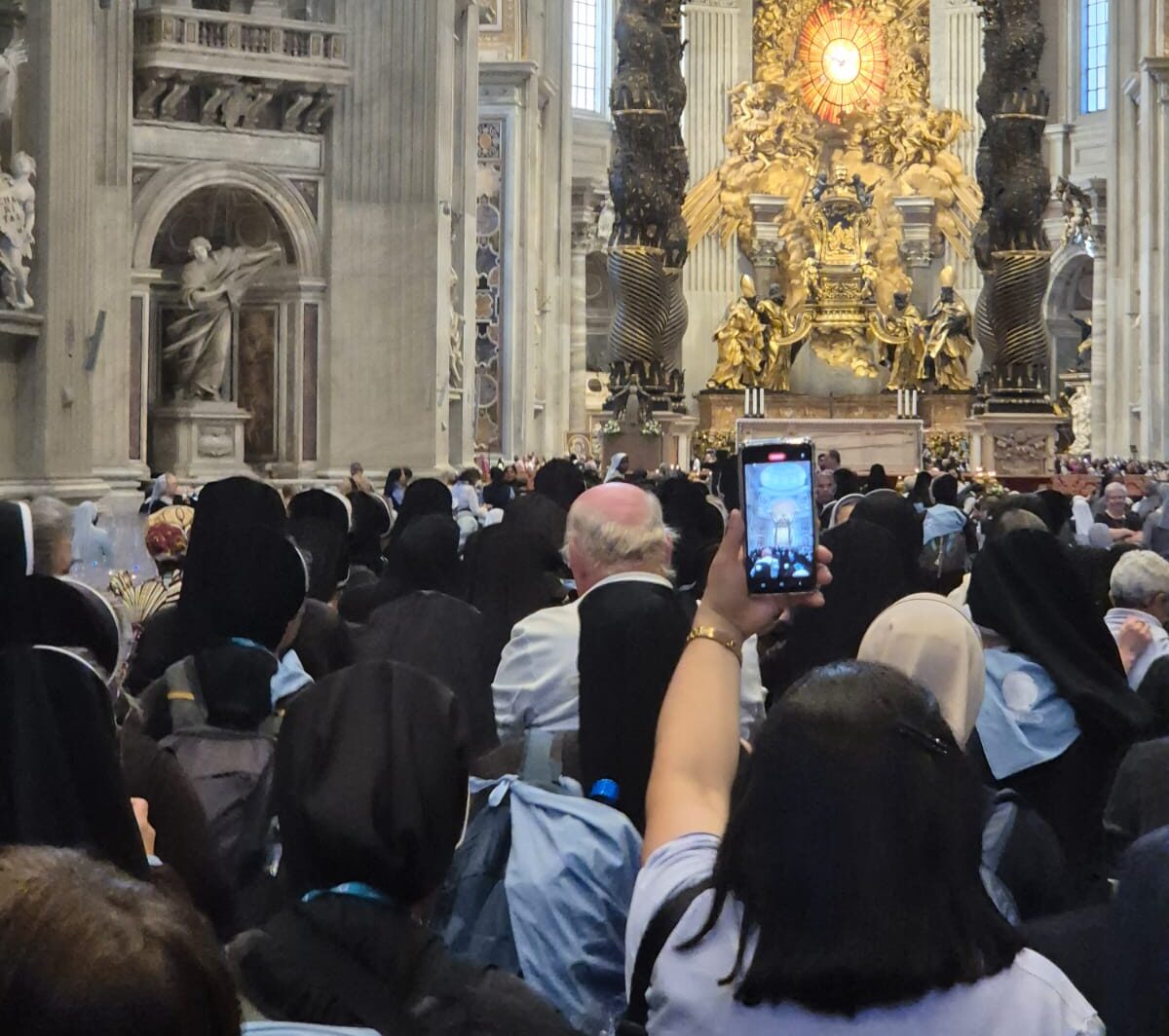 Descubra como a Vida Religiosa Consagrada pode integrar fé e inovação digital, habitando com sabedoria e esperança os novos espaços da tecnologia, do Metaverso e da inteligência artificial.