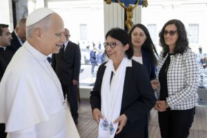 Uma reflexão poética e espiritual sobre a travessia da fé, inspirada nas sandálias gastas de Maria, símbolo de serviço, esperança e amor cristão.