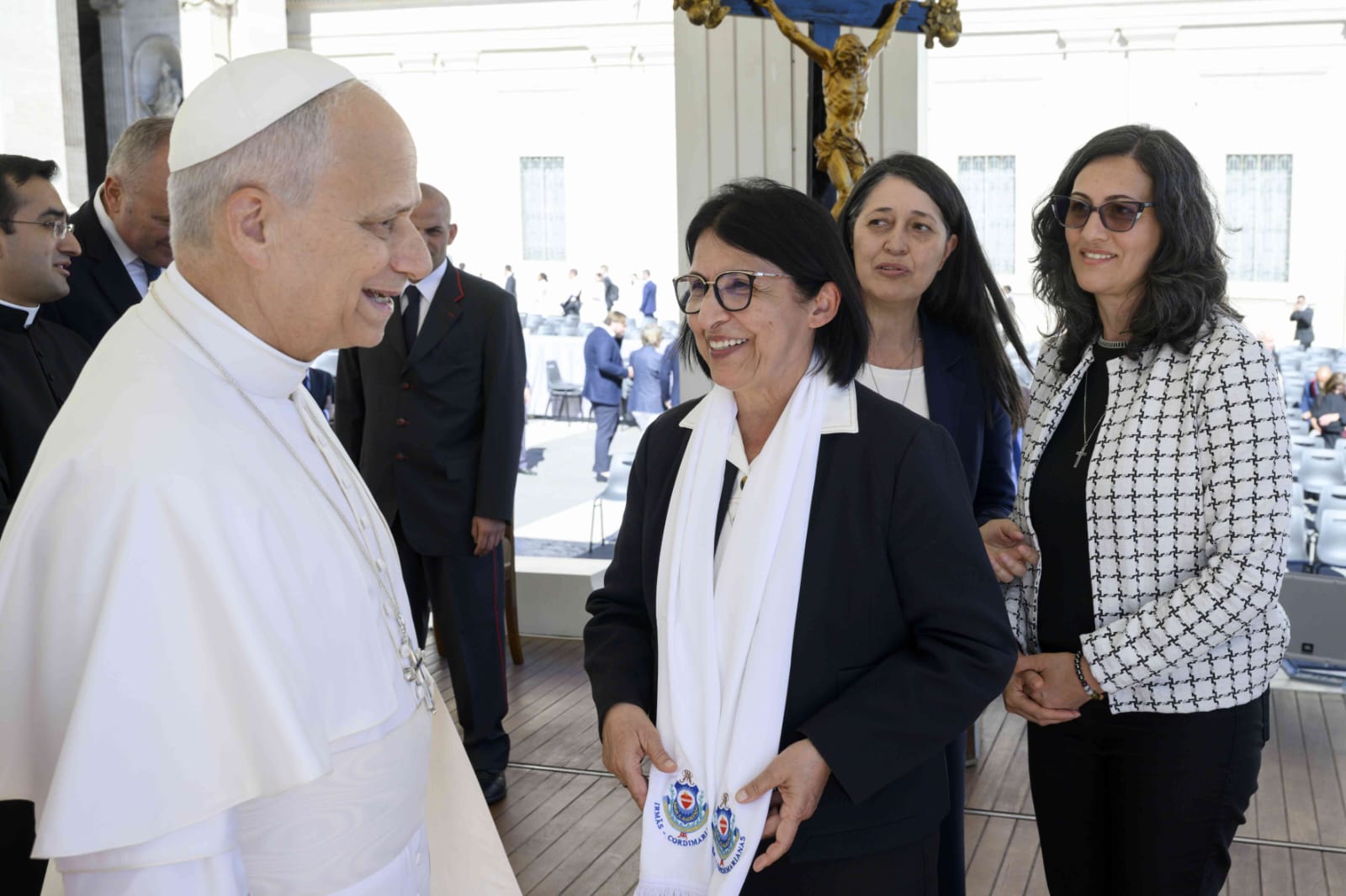 Uma reflexão poética e espiritual sobre a travessia da fé, inspirada nas sandálias gastas de Maria, símbolo de serviço, esperança e amor cristão.